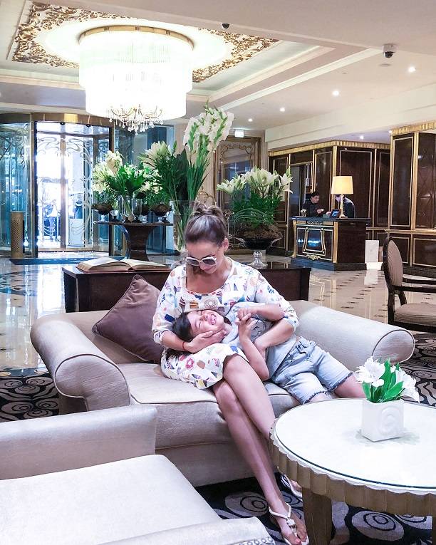 Анфиса Чехова проводит ночи с сыном в элитном отеле