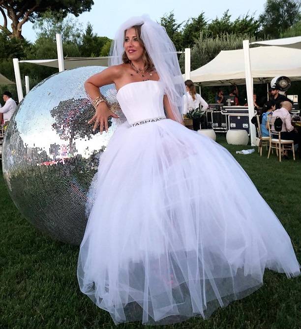 Ксения Собчак в свадебном платье зажгла на сцене под песню "Ехай на х..." и нырнула в бассейн