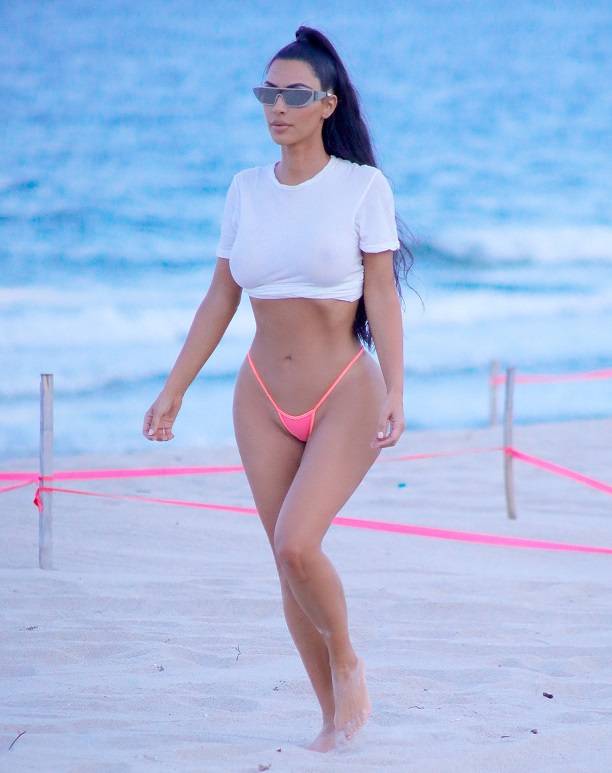 Ким Кардашьян пришла на вечеринку в пляжных стрингах