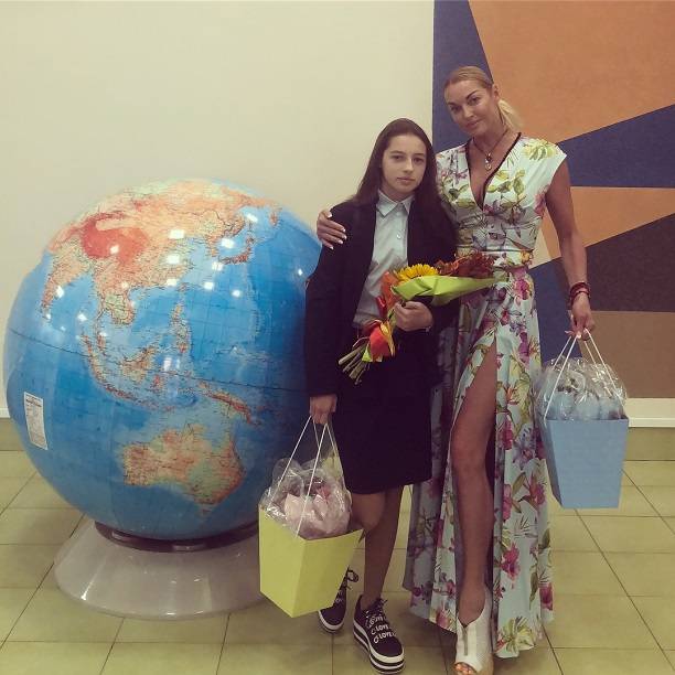 Анастасия Волочкова порадовала одноклассников Ариши откровенным платьем и пообещала «порвать» торжественную линейку
