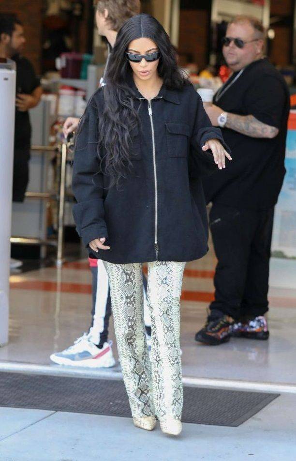 Ким Кардашьян надела несуразные штаны под огромный свитшот