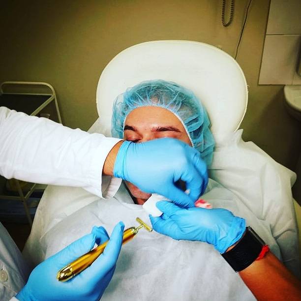 Гоген Солнев опубликовал новый снимок из операционной пластического хирурга