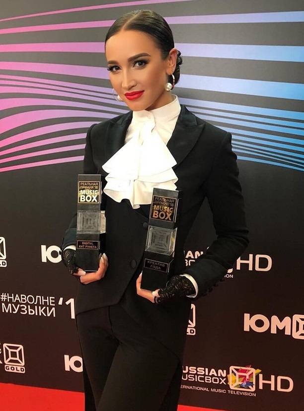 Хейтеры высмеяли мимику Ольги Бузовой во время премьеры песни "Принимай меня" на премии Music Box 2018