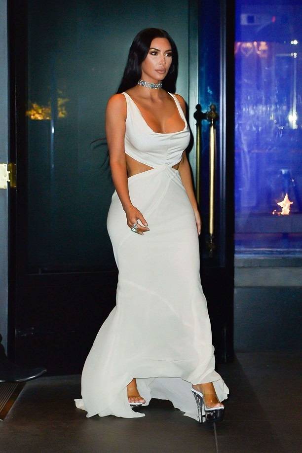 Эффектное белое платье подчеркнуло новую фигуру Ким Кардашьян