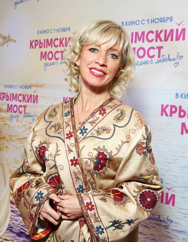 Марию Захарову в узбекском халате с эффектной укладкой и макияжем сложно узнать
