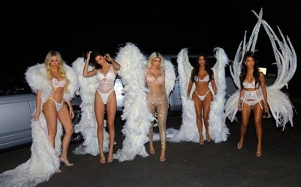 Сестрички Кардашьян прошлись по улице в нарядах сексуальных ангелов