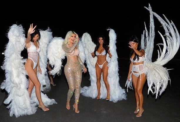 Сестрички Кардашьян прошлись по улице в нарядах сексуальных ангелов