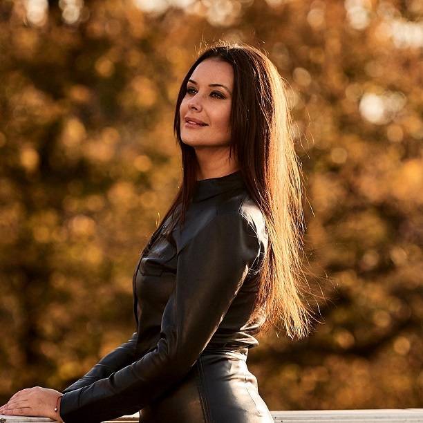 Оксана Фёдорова прошлась по центру Москвы в сексуальном кожаном пальто