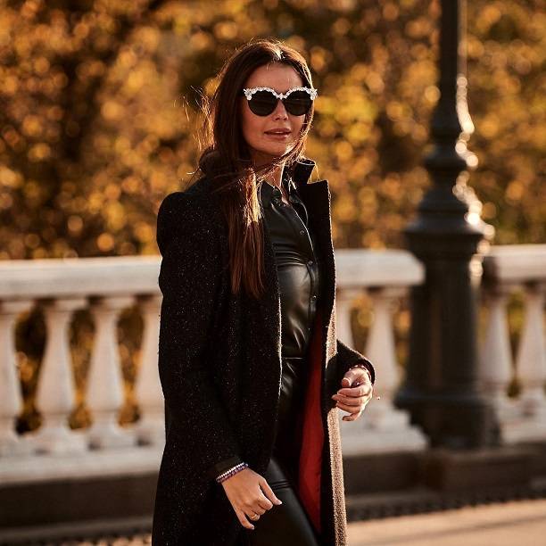 Оксана Фёдорова прошлась по центру Москвы в сексуальном кожаном пальто