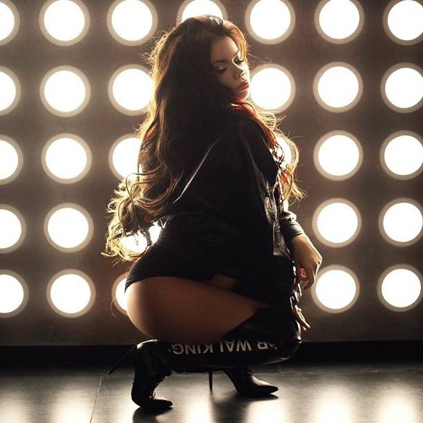 Певица Бьянка показала сексуальную попку в эротической фотосессии