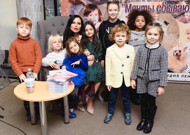Елена Галицына в кругу друзей и детей презентовала книгу "Мечты сбываются!"