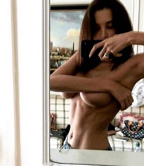 Полностью голая Анастасия Решетова в горячей фотосессии