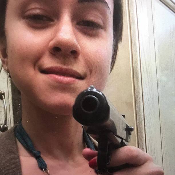 Дочь Любови Успенской наставила на подписчиков пистолет