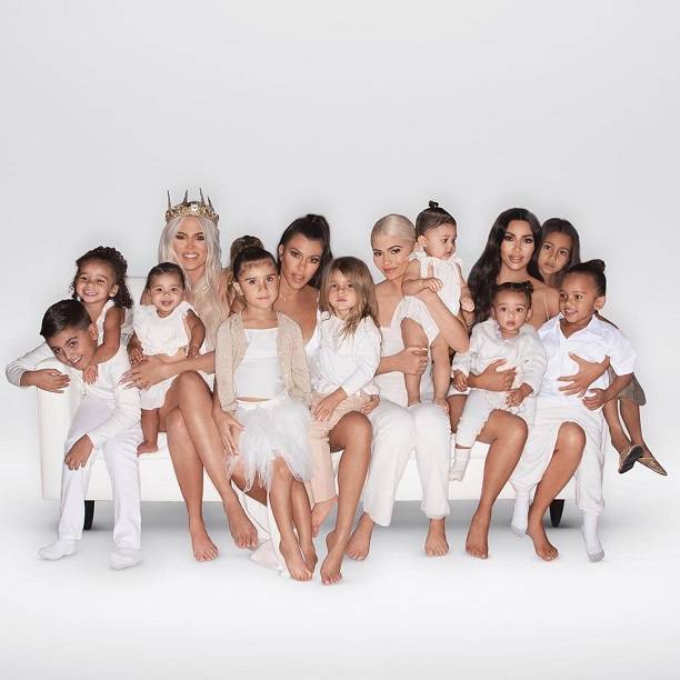 Ким Кардашьян собрала на фотографии всех сестёр и их детей