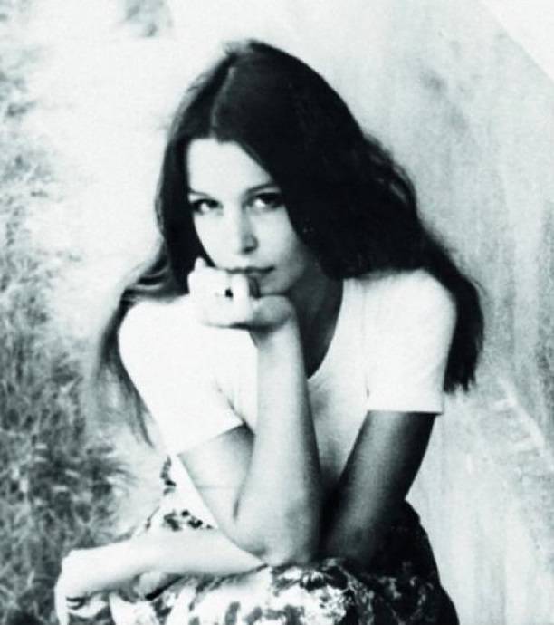 Виктория Лопырёва поделилась раритетным снимком мамы Ирины в юном возрасте