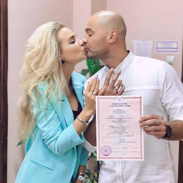 Жена Андрея Черкасова Кристина Ослина засветила беременный животик