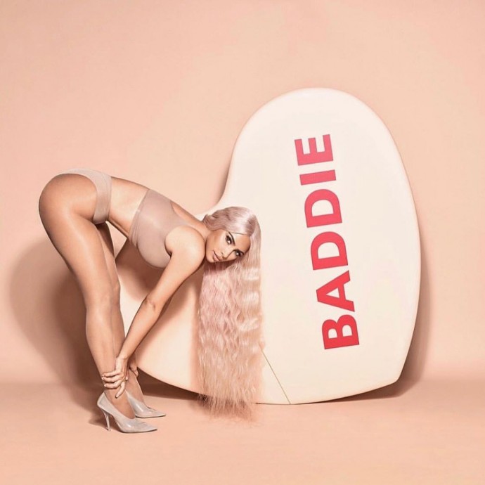 Натянув колготочки на попу, блондинка Ким Кардяшьян предстала в новой рекламной кампании