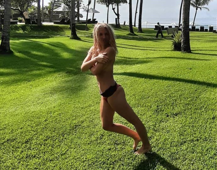 Ирина Тонева прогулялась топлесс на Бали