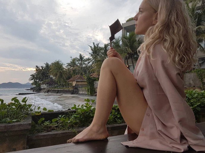 Ирина Тонева прогулялась топлесс на Бали