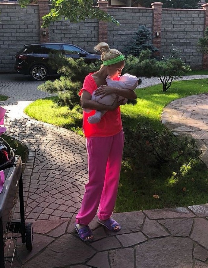 Лера Кудрявцева помогает российским геям в поиске суррогатных матерей
