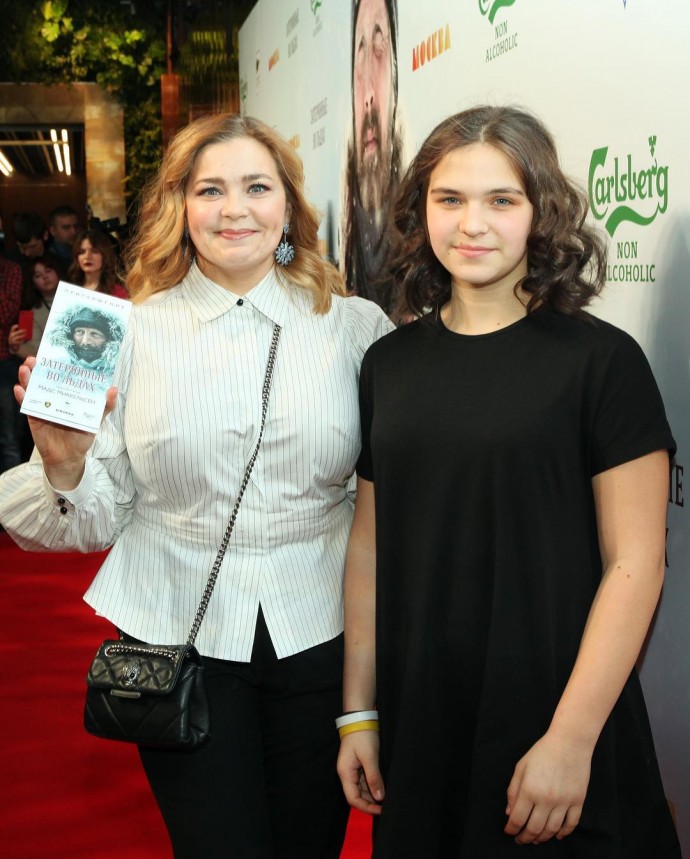 Ирина Пегова в стильной рубашке пришла на премьеру фильма с дочкой