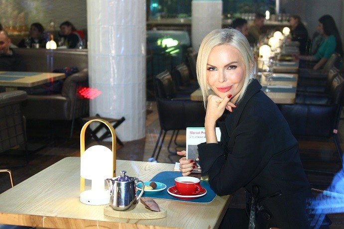 Алиса Лобанова снялась в клипе Мота и Валерия Меладзе «Сколько лет»