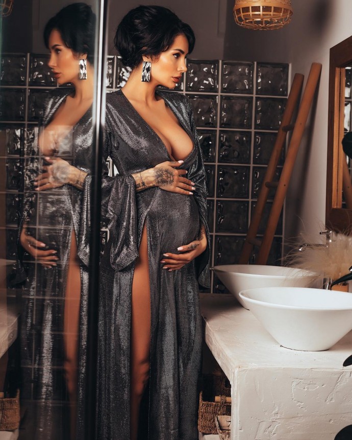 Саша Кабаева подтвердила беременность, представив фото с животиком и без трусиков