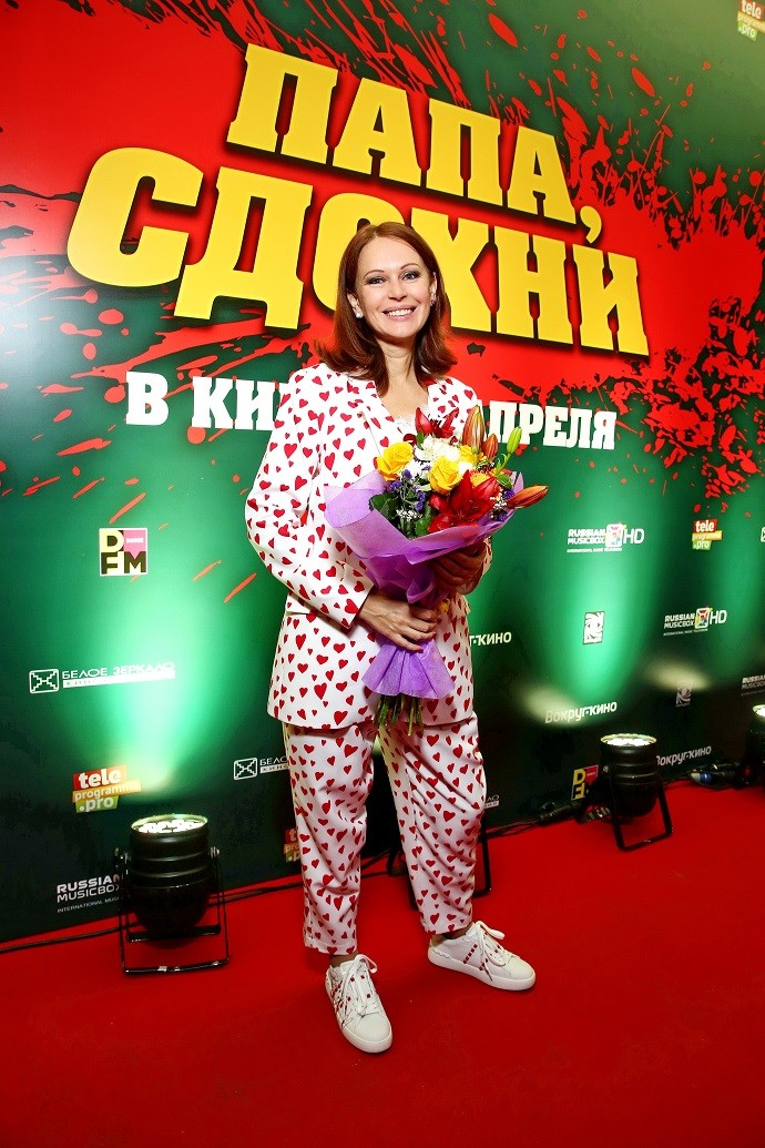 Ирина Безрукова появилась на премьере вся в цветах и сердечках