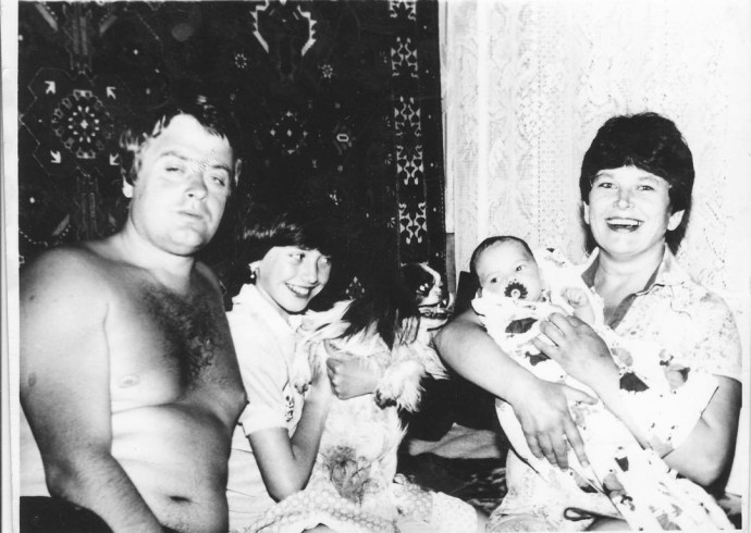 Наталья Фриске опубликовала архивные фото мамы, папы и сестры Жанны