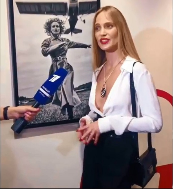 Наташа Чистякова-Ионова поразила публику неузнаваемой внешностью и расстегнутой до пупа рубахой