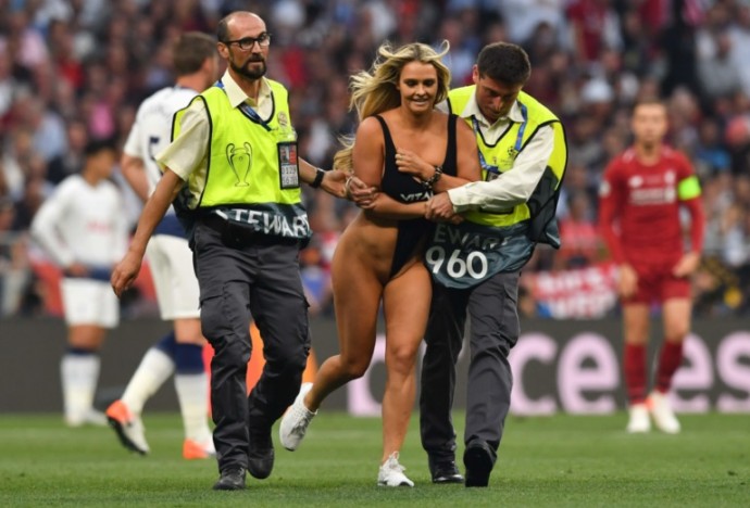 В случае с полуголой моделью Кинси Волански, выбежавшей на поле во время финала Лиги чемпионов, обнаружился «русский след»