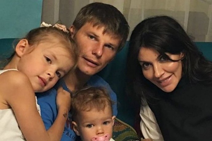 По сей день женатый Андрей Аршавин не может покинуть Россию