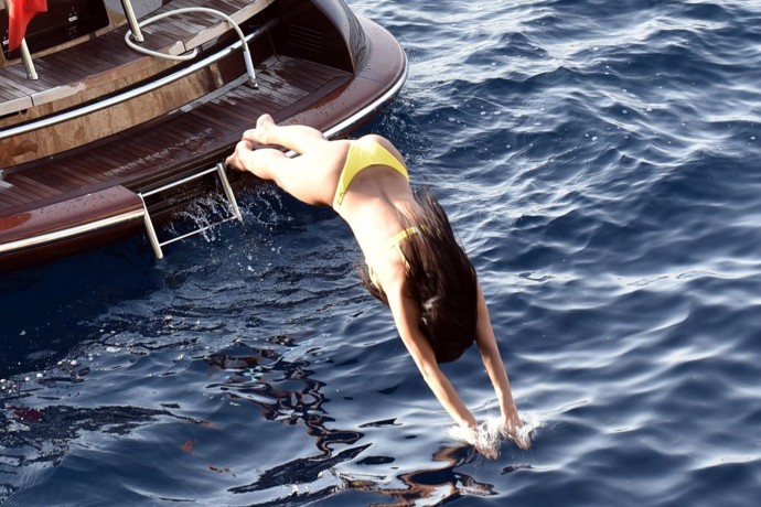 Папарацци следили за Николь Шерзингер во время купания и сделали несколько забавных кадров её попы, торчащей из воды