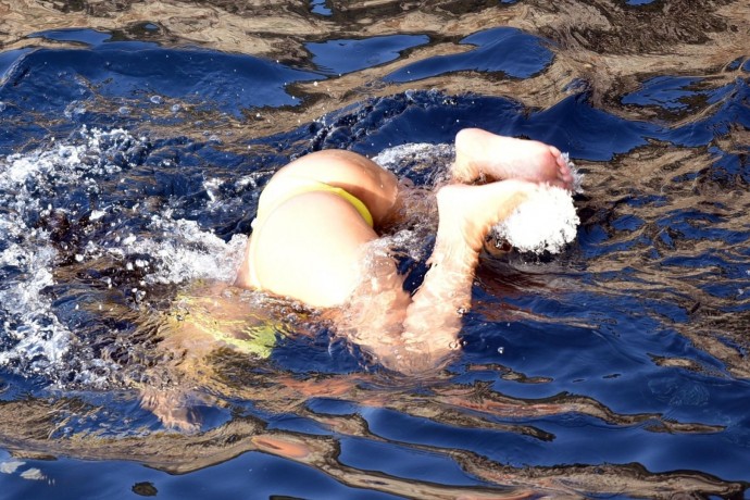 Папарацци следили за Николь Шерзингер во время купания и сделали несколько забавных кадров её попы, торчащей из воды