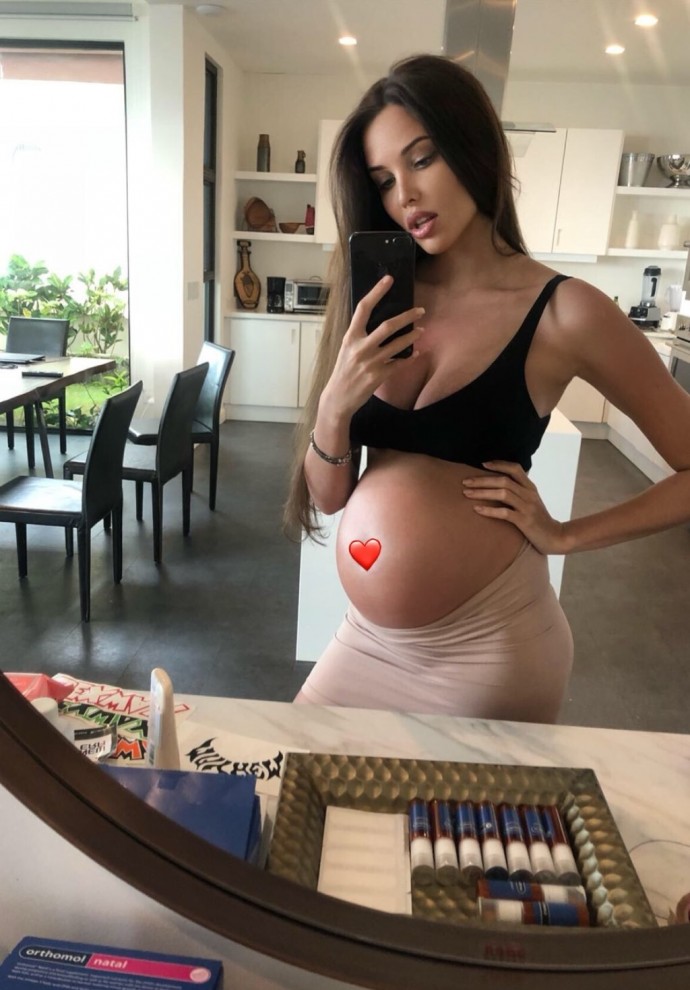 Фото и видео беременной Анастасии Решетовой становятся всё откровеннее
