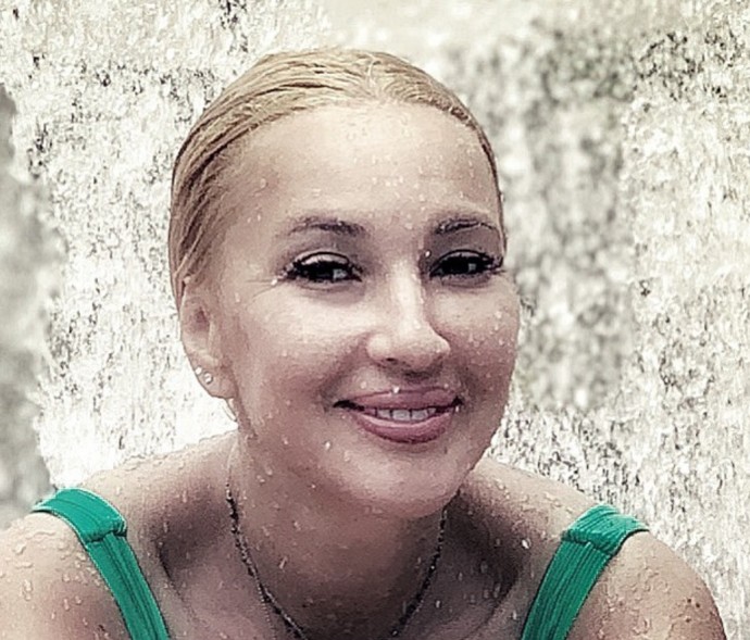 Лера Кудрявцева поделилась сексуальными фото в купальнике и рассказала о недостатках