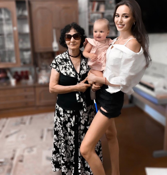 Анастасия Костенко познакомила дочку с прабабушкой