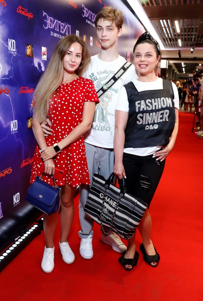 Сын Наташи Королёвой и Тарзана пришёл на премьеру фильма с мамой и девушкой