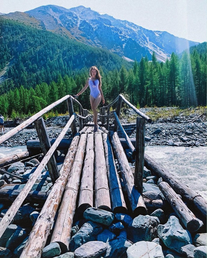 Евгения Феофилактова устроила пикантную фотосессию во время поездки на Алтай