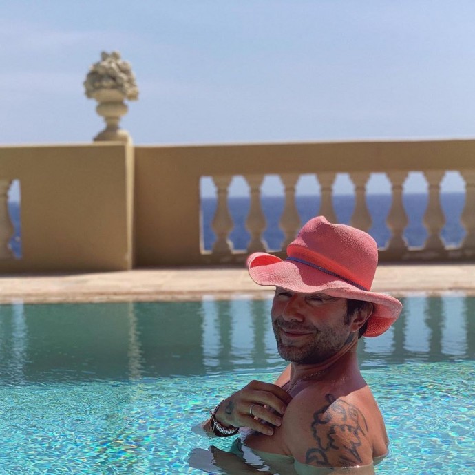 Андрей Малахов в розовой шляпке порезвился в бассейне с рэпером Фараоном