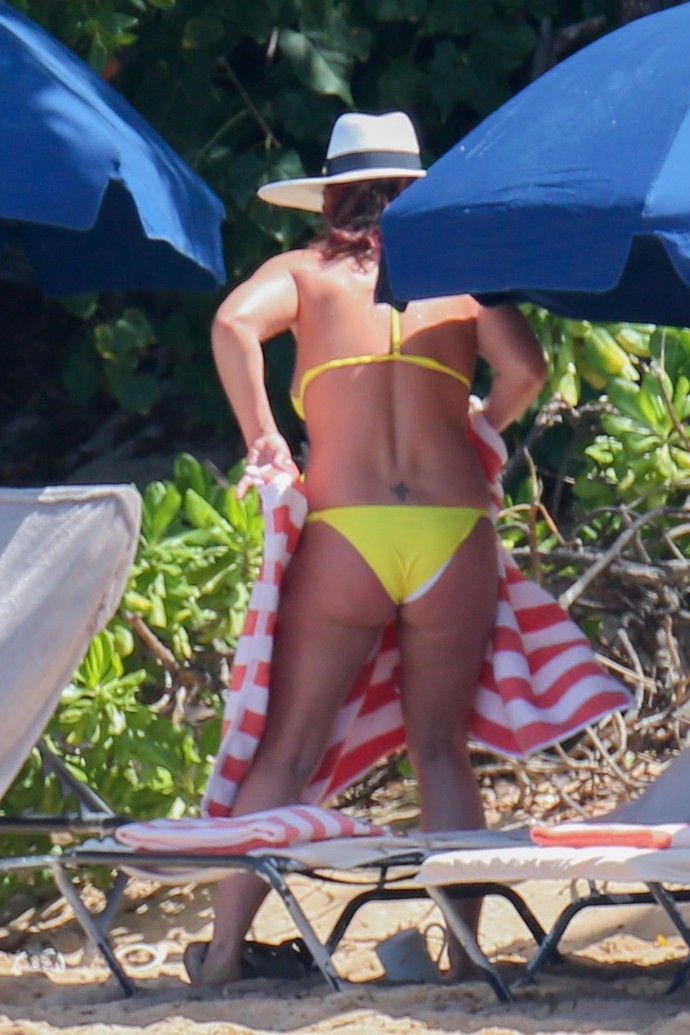 Бритни Спирс привлекла внимание папарацци маленьким желтым бикини