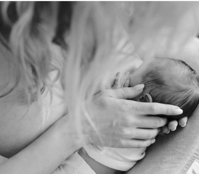 После фото в пеньюаре Светлана Лобода поделилась снимком голой груди и новорождённой дочки