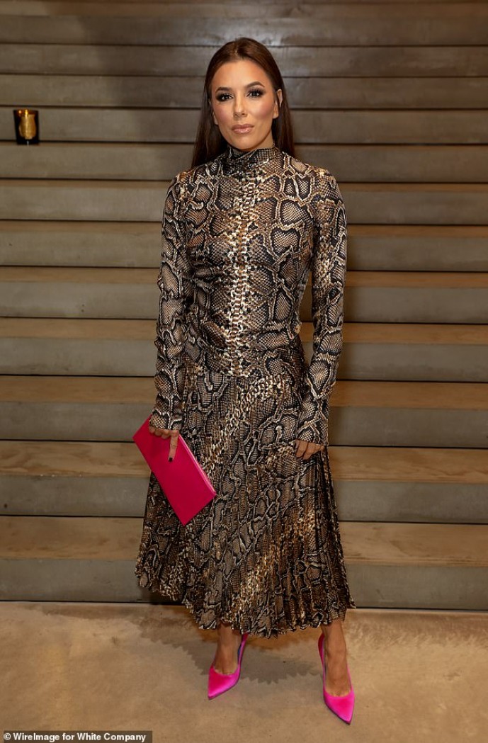 Ева Лонгория удивила "змеиным" платьем на светском мероприятии в Лондоне