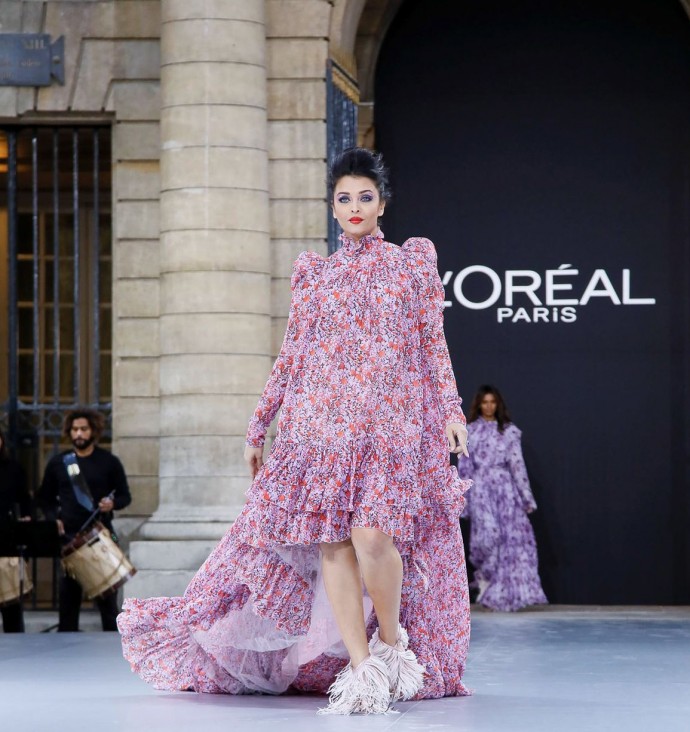 Светлана Ходченкова вышла на подиум показа новой коллекции L’Oreal в Париже