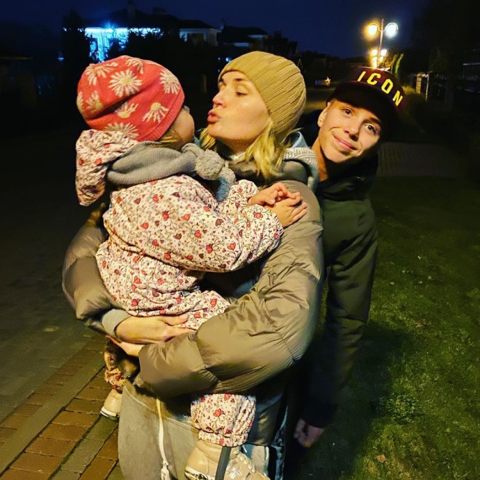 Полина Гагарина поделилась редким снимком с дочкой и сыном