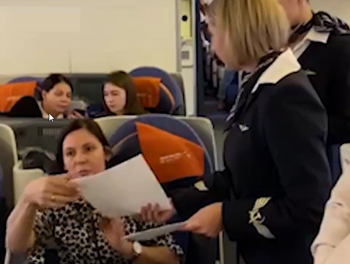 Актрису Лидию Вележеву с позором высадили из самолета в одном ботинке. видео