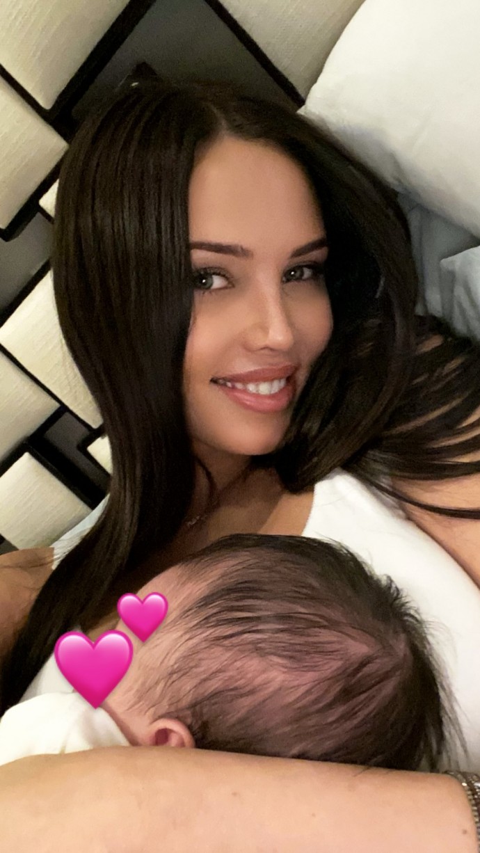 Анастасия Решетова потихоньку начала публиковать фото новорождённого Ратмира