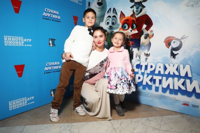 Агата Муцениеце приехала на премьеру фильма с детьми