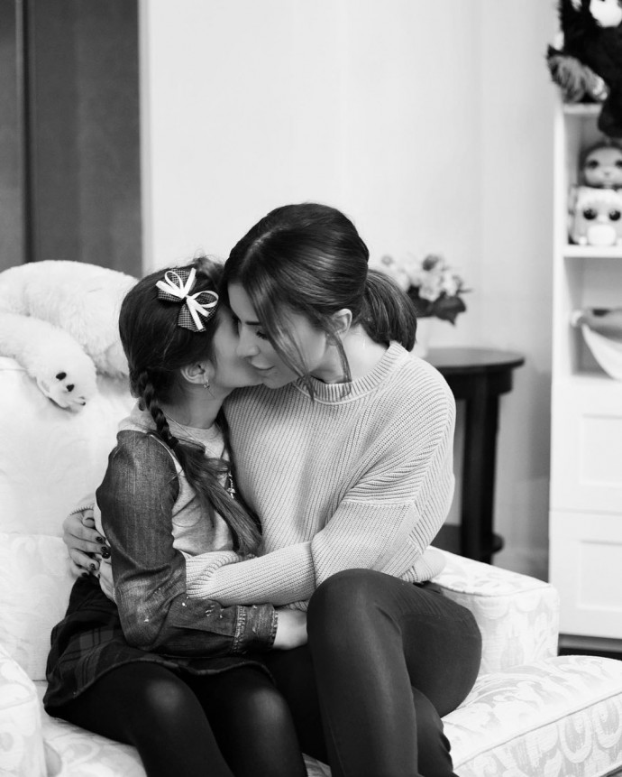Певица Ани Лорак поделилась трогательным снимком с дочкой