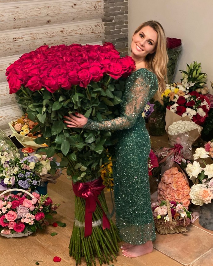 Мария Кожевникова поразила гигантским букетом роз
